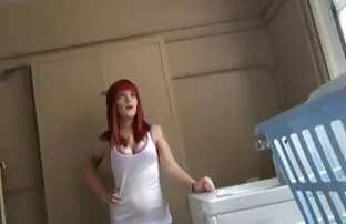 XXX Belleza joven se mete una polla gruesa en la boca videos xxx audio latino para chupar sus rodillas