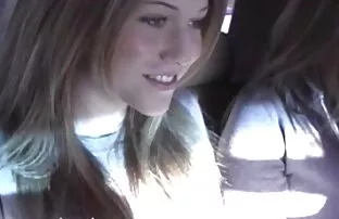 XXX Adolescente puta es golpeada en el capó de su coche videos xxx audio español latino