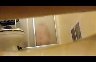 XXX A la joven Jewles le encanta deslizarse un vibrador en su coño xxx en español latino gratis mojado